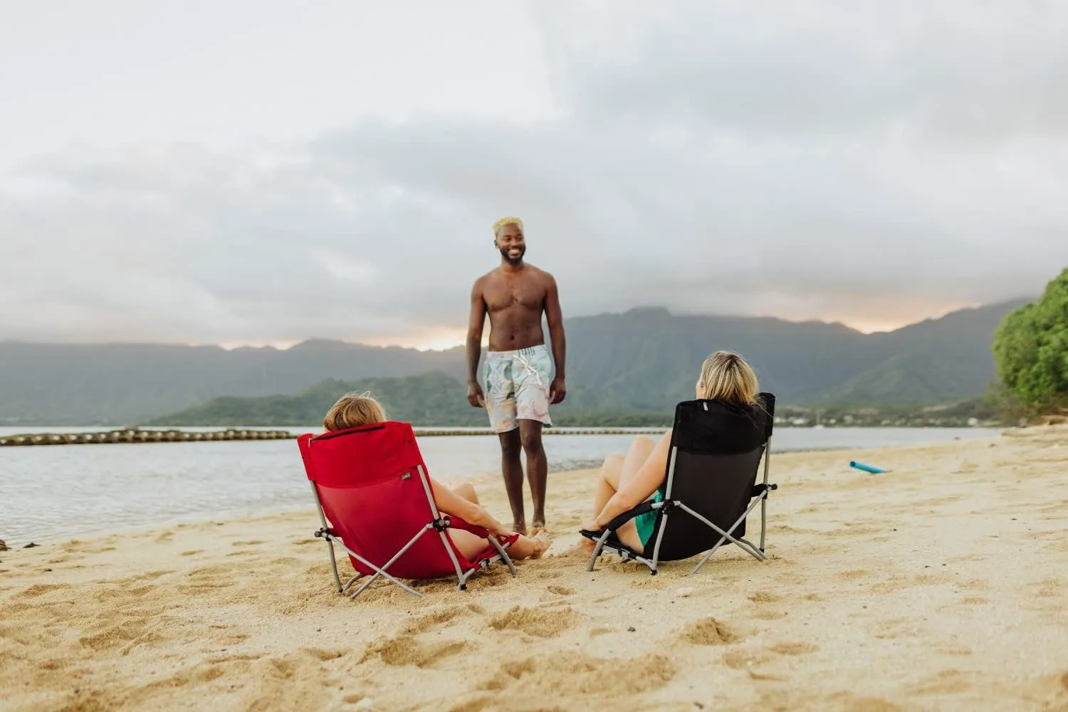 PICNIC TIME NCAA Tranquility Beach Chair with Carry Bag - Low Beach Chair for Adults - Low Lawn Chair