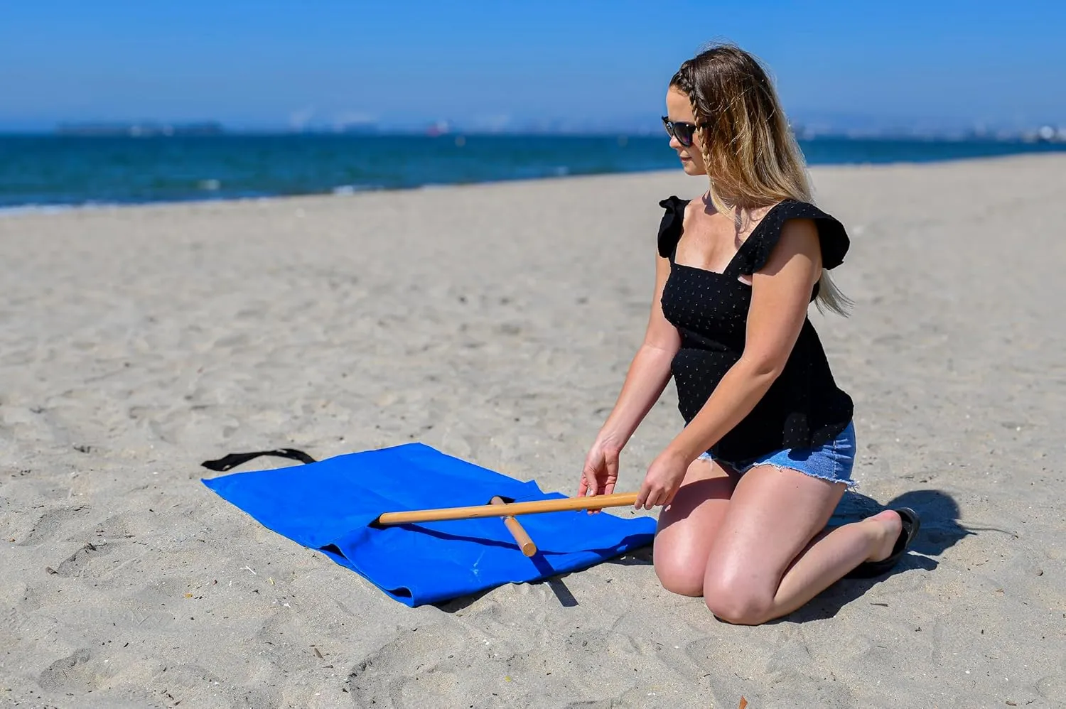 Portable Beach Lounge Chair - Lightweight Beach Lounger - Waterproof and Sand Resistant - Ideal Tanning Mat for Sunbathing - Compact Travel Chair - Easy to Fold and Carry (Blue)