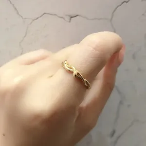 Snake Twisted Rope Ring with Exotic Live Species Design