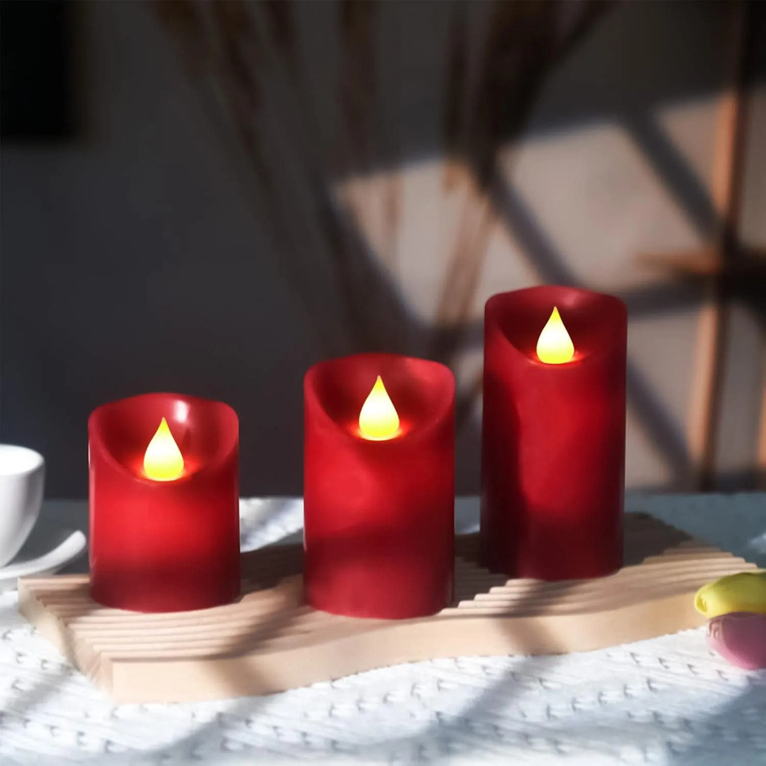 YIWER Flameless Candles Set of 3, Φ3.15 xH 4"/5"/6" Real Wax Not Plastic Pillars Include Realistic Dancing LED Flames and 10-Key Remote Control with 2/4/6/8-hours Timer Function,300  Hours (3×1, Red)